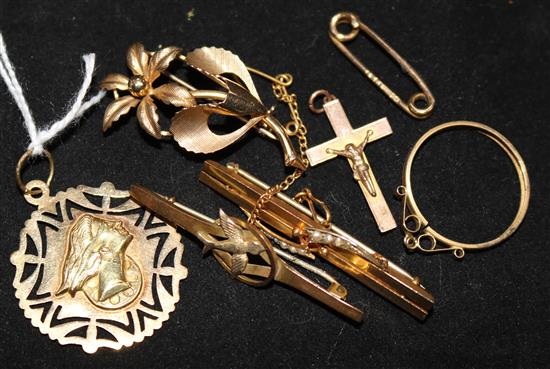 A 9ct gold foliate brooch, a pierced pendant and five other items.